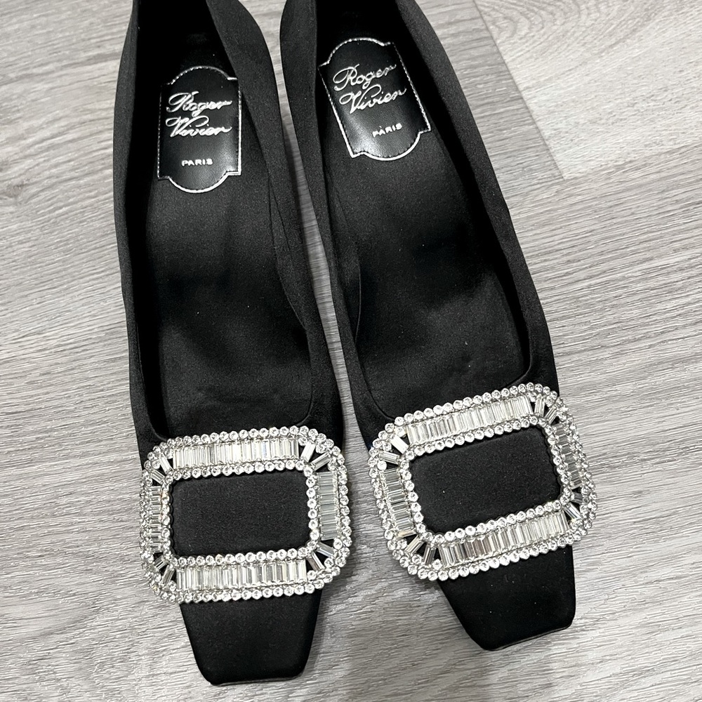 Roger Vivier Satin black pumps